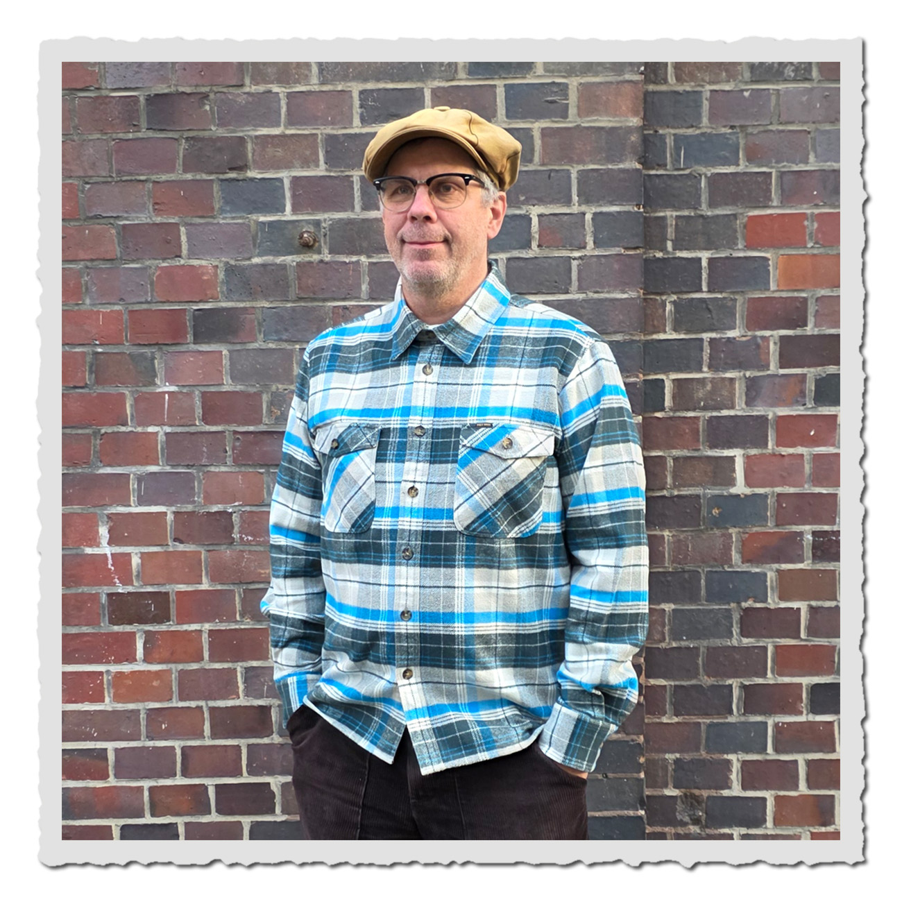 Mann trägt 1943 CPO Shirt Barrow Green – robustes Hemd im Heritage-Stil